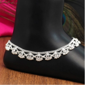 Generic Women's Silver Color Rhinestone Anklets (Free Size: Upto 10") 
