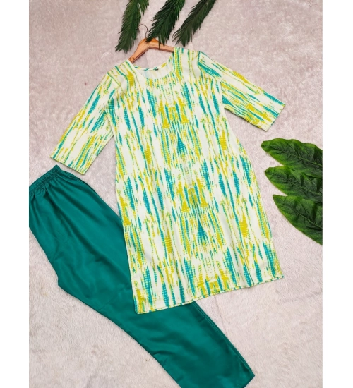 Women's Rayon Printed Round Neck 3-4th Sleeve Kurti With Pant Set (Green)