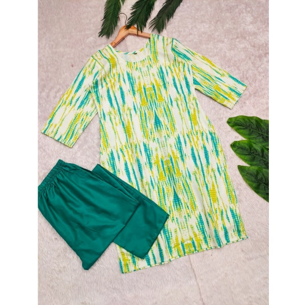 Dropship Women's Rayon Printed Round Neck 3-4th Sleeve Kurti With Pant Set (Green)
