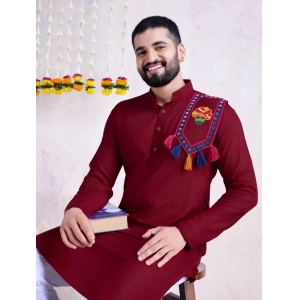 Generic Men's Rayon Mirror Embroidery Mandarin Collar Kurta (Maroon)