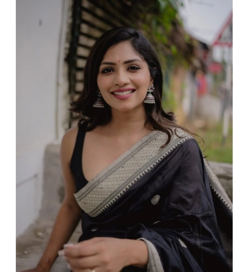 Women's Silk Printed Saree With Unstitched Blouse 5.5Mtr (Black) Women's Silk Printed Saree With Unstitched Blouse 5.5Mtr (Black)