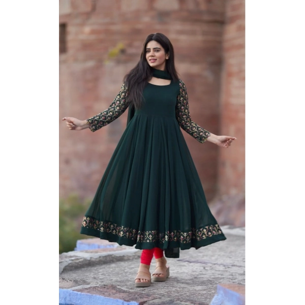 Dropship Women's Georgette Embroidery 3-4th Sleeve Round Neck Kurti with Dupatta Set (Green)