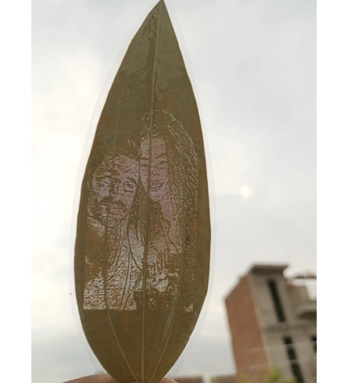 Custom Couple Portrait Engraved on Natural Leaf – Personalized Romantic Leaf Art Gift