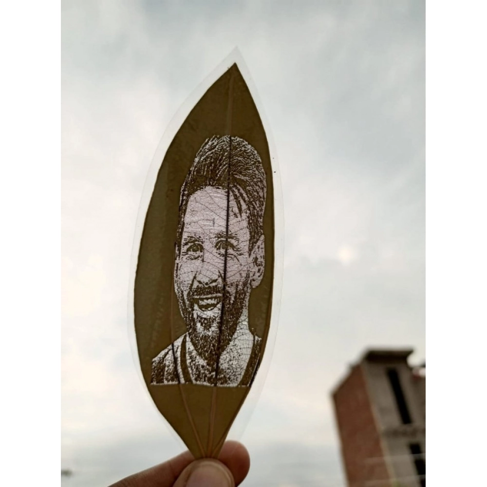 Custom Portrait Leaf Picture – Personalized Engraved Artwork on Natural Leaf