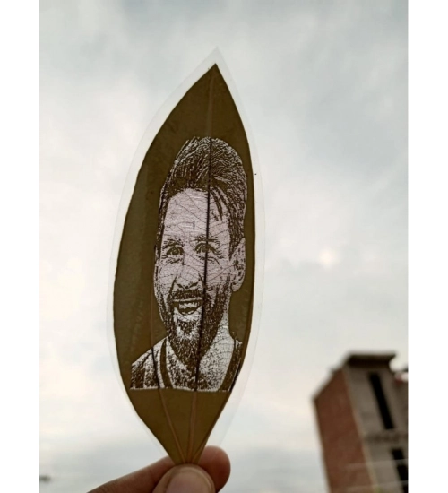 Custom Portrait Leaf Picture – Personalized Engraved Artwork on Natural Leaf