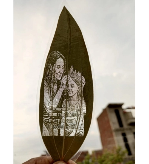 Custom Mother And Daughter Leaf Art – Personalized Engraved Portrait on Natural Leaf